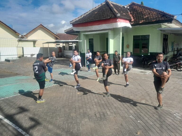 Sinergi Olahraga Bersama Antara Koramil Pesanggaran dan Pos TNI AL Pancer