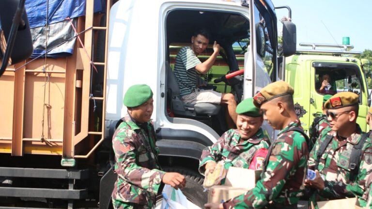 Jumat Penuh Kepedulian di Ketapang: Aksi Sunyi Prajurit Kodim 0825 Banyuwangi Menghangatkan Hati Sopir Truk dengan Berbagi Makanan dan Minuman
