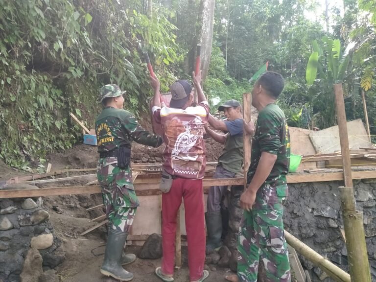 Baja Bertemu Lumpur: Koramil Songgon Tak Kenal Lelah di Hari ke-14 Bangun Jembatan Perintis Garuda untuk Rakyat Banyuwangi