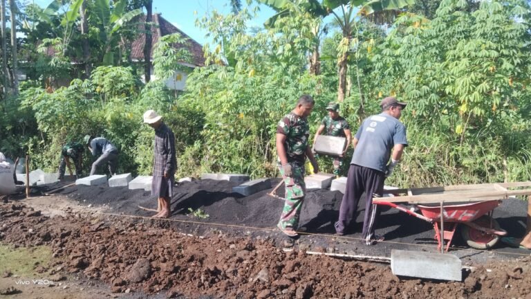 Personel TMMD ke 128 Tahun 2026 Kodim 0820/Probolinggo, Cuaca Cerah Dukung Pemasangan Paving di Dusun Klading Desa Brabe Kecamatan Maron Probolinggo