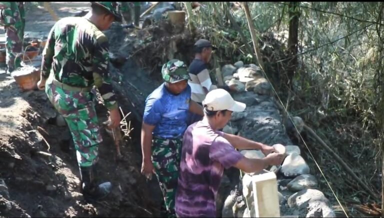 TMMD ke 128 Terus Kebut Pembangunan Tanggul Penahan Tanah (TPT) di Desa Brabe Antisipasi Longsor dan Abrasi Jalan