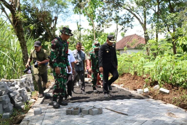 TMMD ke-128 Kodim 0820/Probolinggo Dapat Perhatian Khusus Dandim, Pemasangan Paving Dikebut