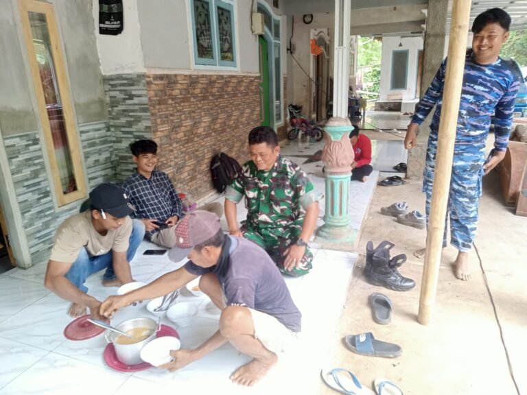 Hangatnya Kebersamaan TMMD di Probolinggo, Satgas dan Warga Brabe Nikmati Kolak Saat Istirahat