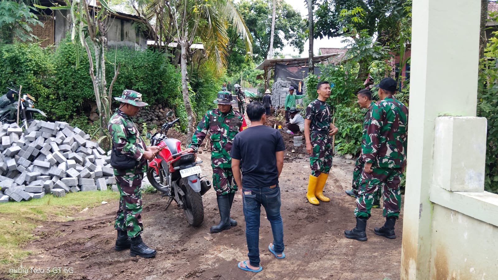 Kasdim 0820 Probolinggo Tinjau Pavingisasi Program TMMD Ke-128 di Dusun Klagin Desa Brabe