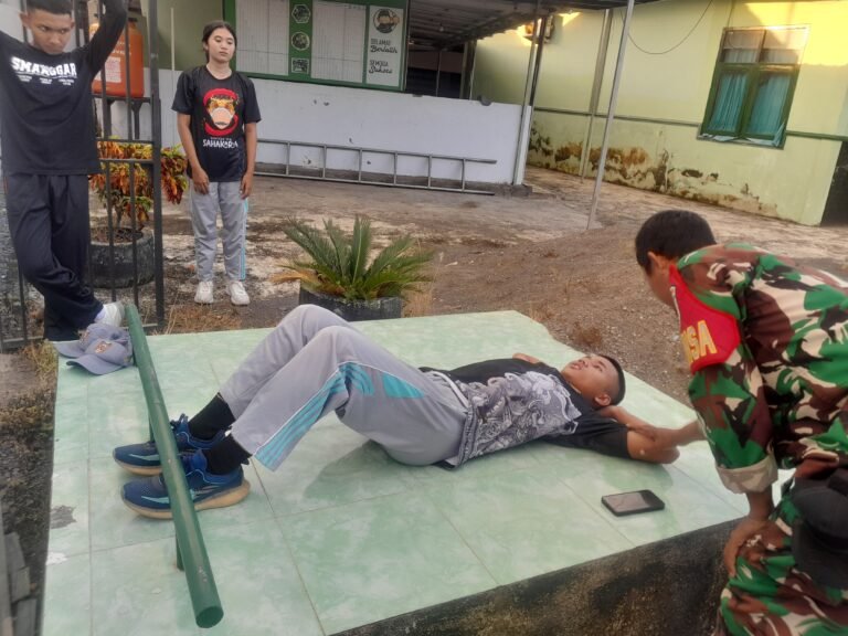 Wujudkan Generasi Muda Tangguh, Babinsa Koramil Pesanggaran Pembinaan Kesegaran Jasmani Siswa SMA Negeri Pesanggaran