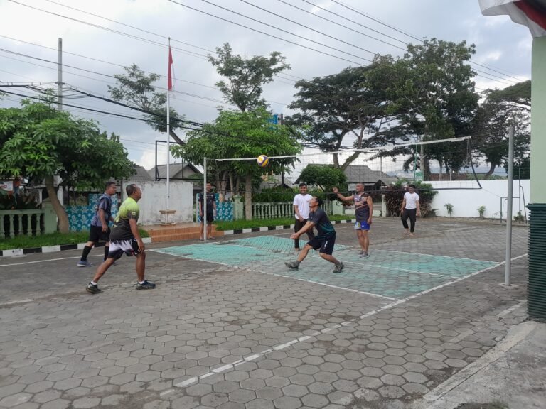 Jalin Silaturahmi dan Kebersamaan Melalui Olah Raga Bola Voli Bersama Security Wilayah Pesanggaran