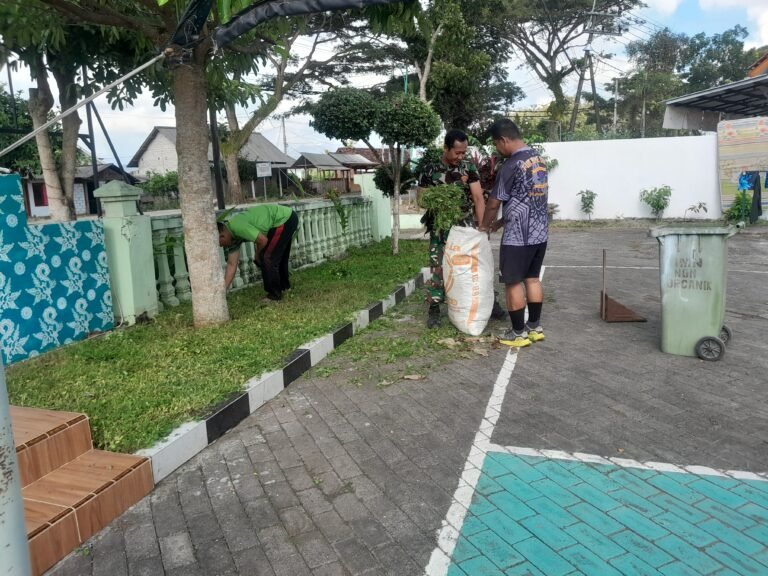 Jumat Bersih, Anggota Koramil Melaksanakan Korve Menjaga Kebersihan Sekitar Lingkungan Makoramil
