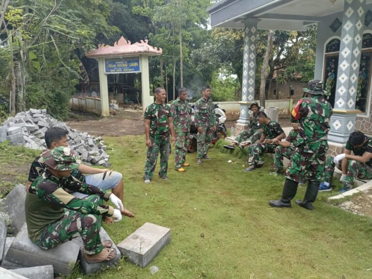 Babinsa danSatgas Pasmar 2 Surabaya Jalin Komunikasi Erat di Sela Istirahat TMMD Ke-128 Brabe