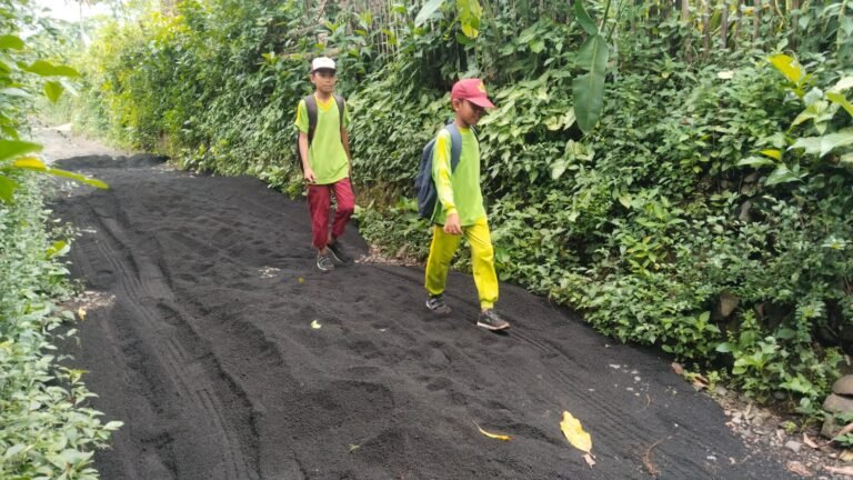 Siswa Klagin Lintasi Jalur yang Segera Dipaving, Satgas TMMD Ke-128 Pacu Pengerjaan