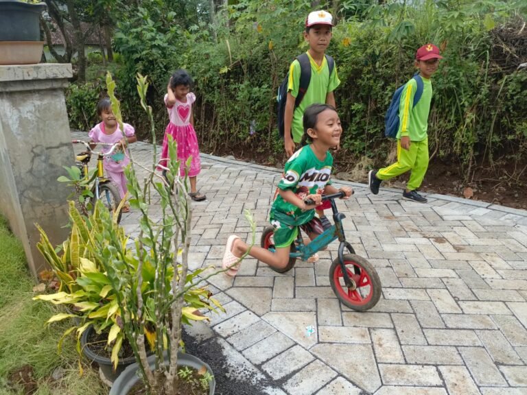 Anak Desa Klagin Gembira Nikmati Jalan Paving Hasil TMMD ke-128