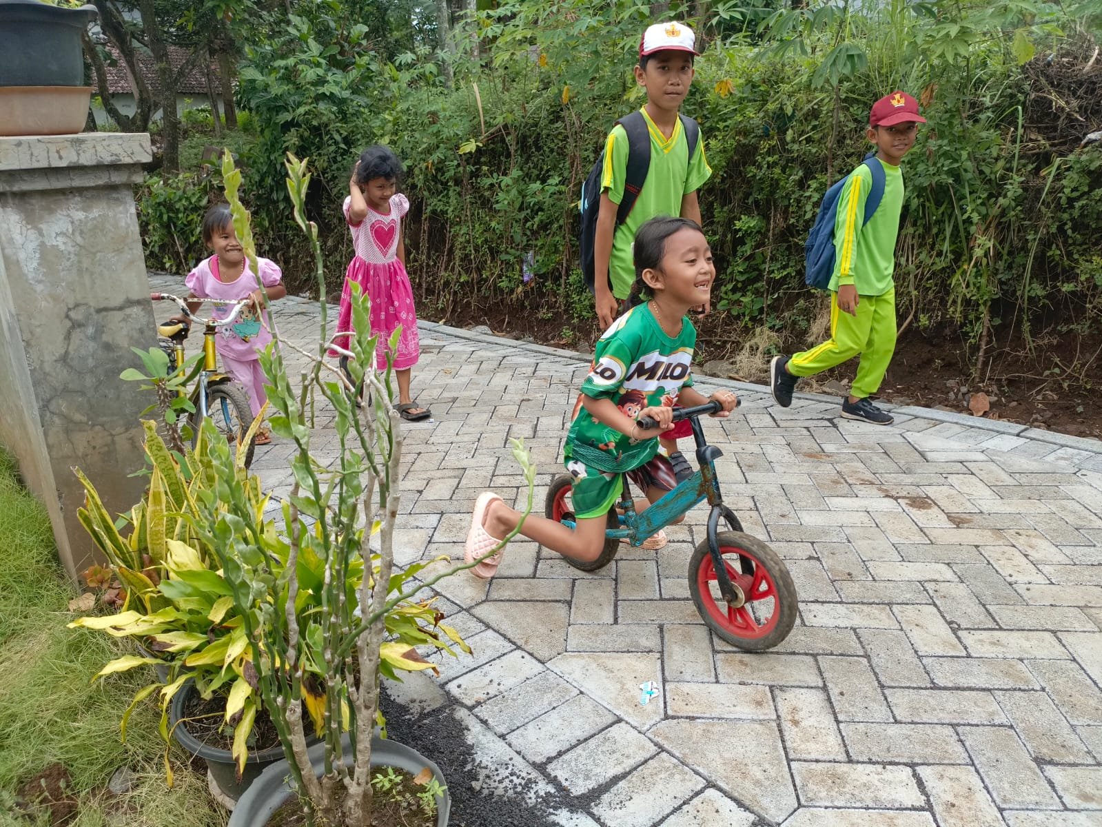Anak Desa Klagin Gembira Nikmati Jalan Paving Hasil TMMD ke-128