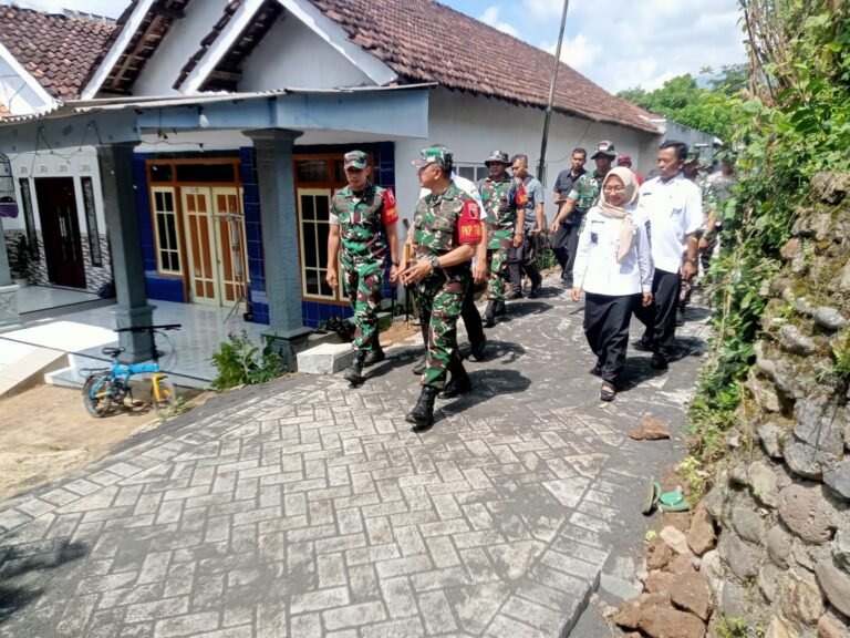 Danrem 083/Bdj Tinjau Langsung Pembangunan Paving TMMD Ke-128 di Desa Brabe