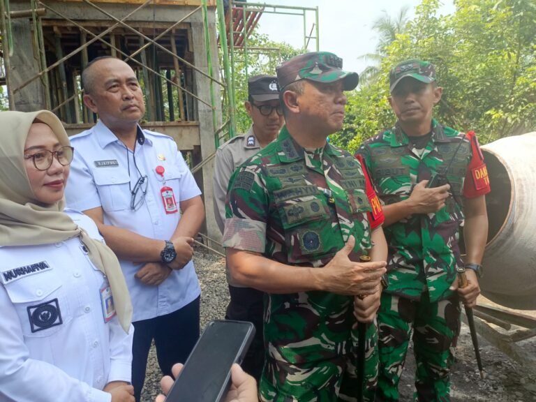 Danrem 083/Baladika Jaya Tinjau Pembangunan Pipanisasi SPAM TMMD ke-128 di Desa Brabe