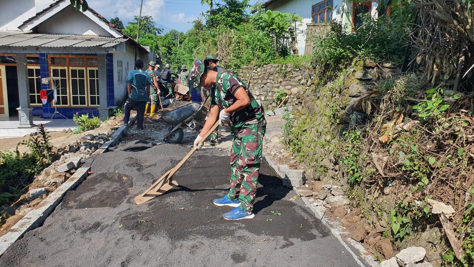 Pemasangan Paving di Dusun Klagin Desa Brabe Capai 70 Persen
