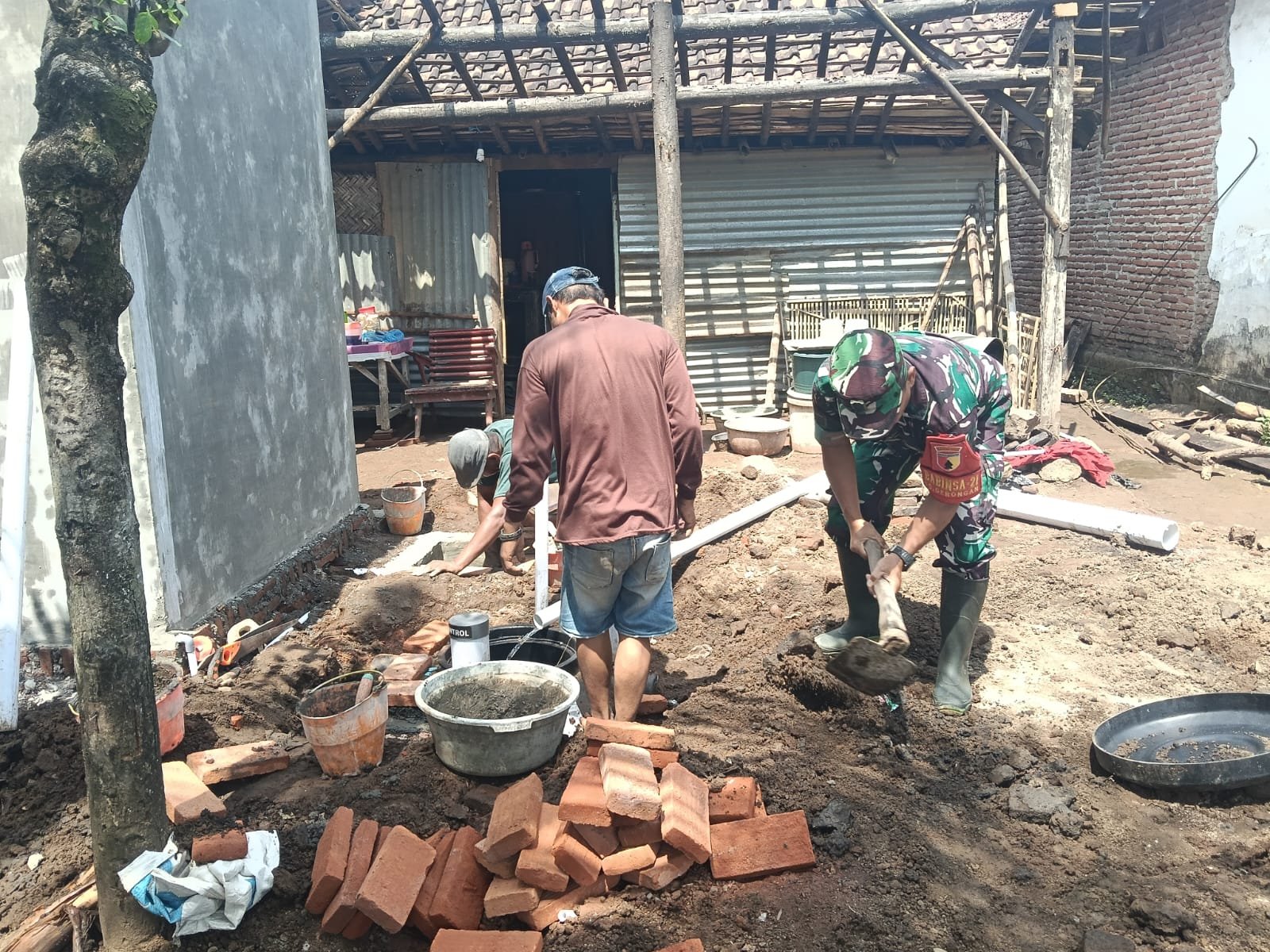 Pembangunan Tangki Septik Individual Program TMMD Ke -128 Kodim 0820/Probolinggo di Desa Brabe Capai 85 Persen