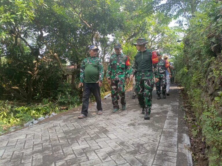 Dansatgas TMMD Ke-128 Tinjau Langsung Pemasangan Paving, Pastikan Kwalitas Pengerjaan