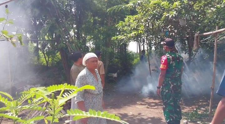 Cegah Demam Berdarah, Satgas TMMD Ke-128 Lakukan Fogging di Lingkungan Warga Dusun Rowo