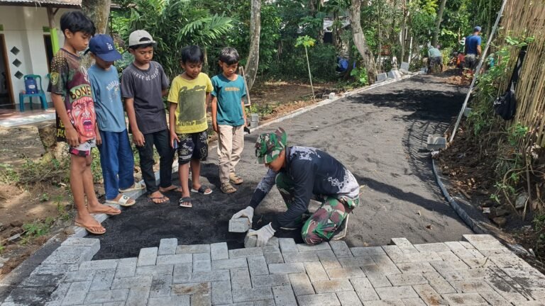 Anak-Anak Antusias Saksikan Pemasangan Paving TMMD Ke-128 di Desa Brabe