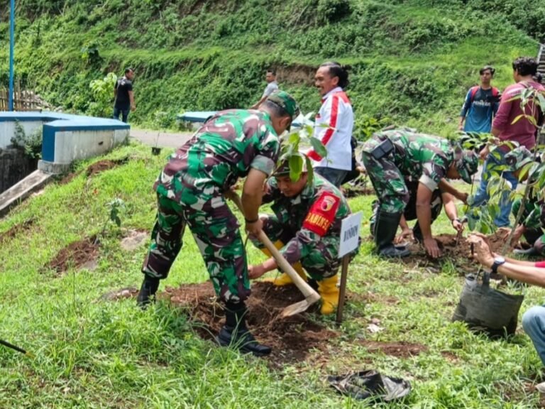 TMMD Ke-128 Kodim 0820/Probolinggo Gelar Penanaman 200 Bibit Pohon di Bantaran Sungai Dam 8 Desa Brabe