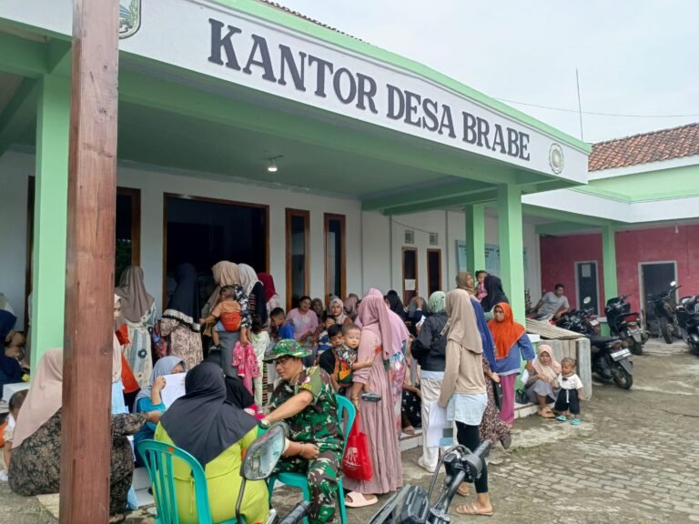 Pastikan Kesehatan Personel Dan Masyarakat, Tim Kesehatan Satgas TMMD Ke-128 Selalu Hadir disetiap Kegiatan