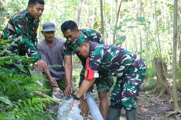 Proses Penyambungan Pipanisasi Libatkan Masyarakat Setempat