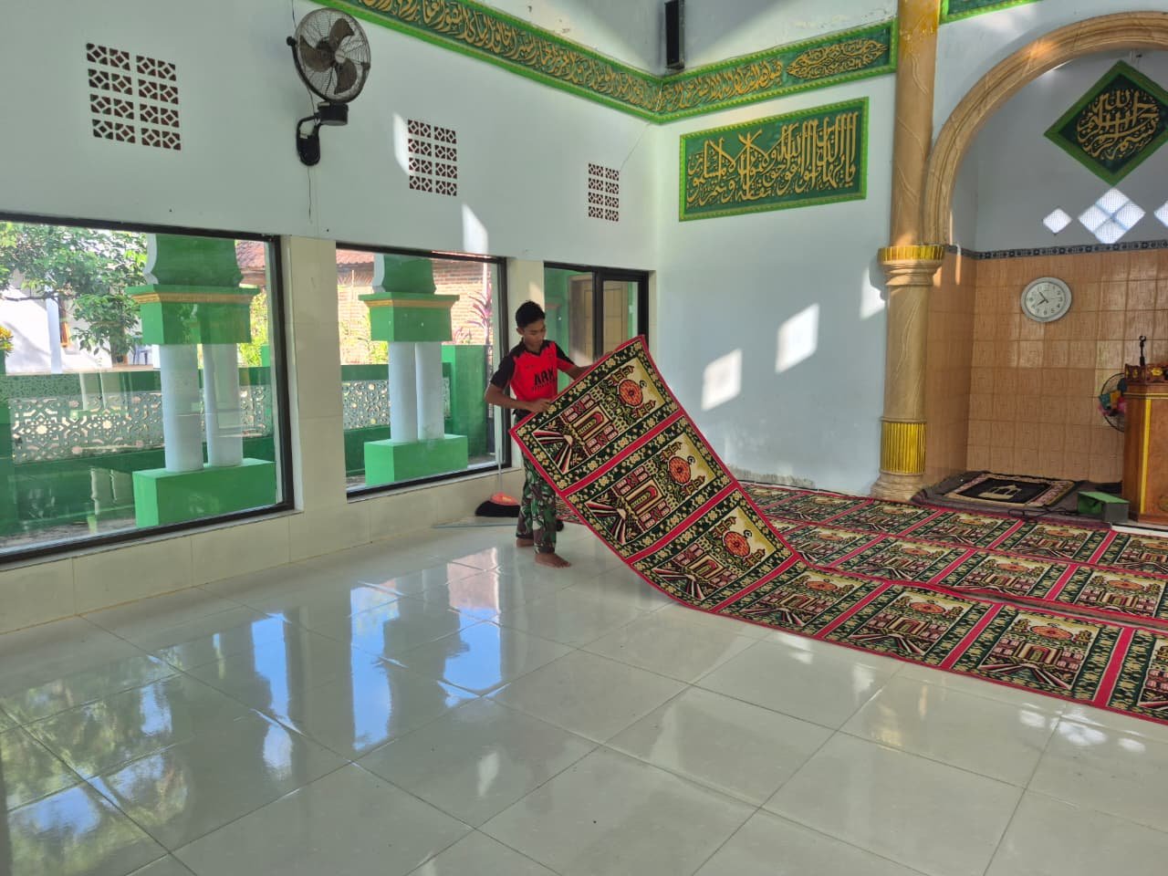Jelang Shalat Jumat, Satgas Bersihkan Masjid
