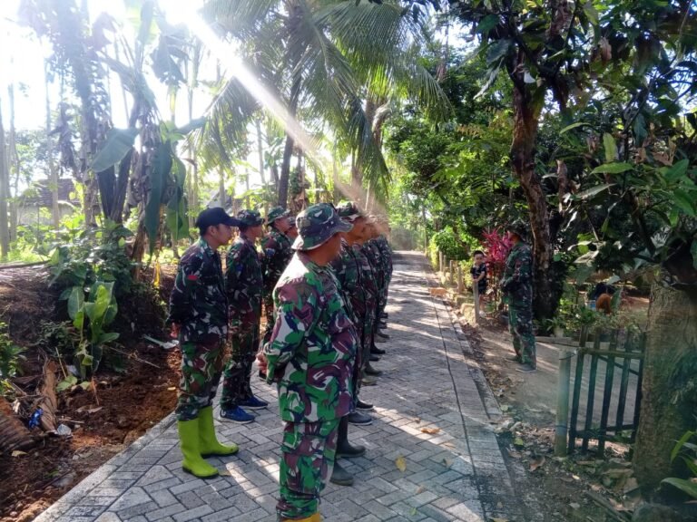 Satgas TMMD Ke-128 Kodim 0820/Probolinggo Periksa Kesiapan Anggota Sebelum Memulai Pemasangan Paving di Dusun Klagin
