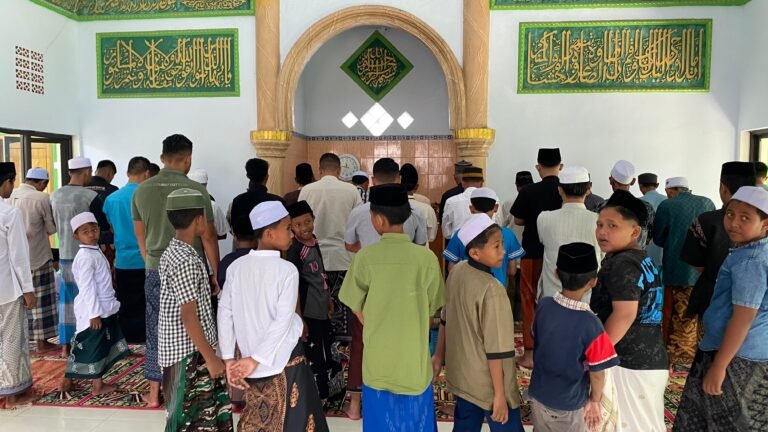 Tingkatkan Imam Dan Takwa, Satgas Sholat Jumat Berjamaah Bersama Warga