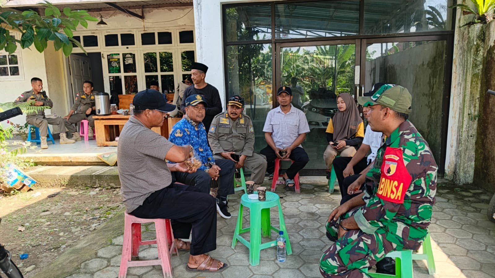 Sinergitas Babinsa Bersama Bhabinkamtibmas Pengamanan Pemilihan Calon Anggota BPD Desa Kandangan