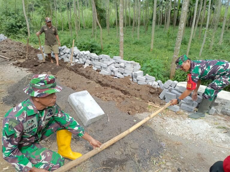Babinsa Desa Brabe Serma Yance Apresiasi Pembangunan TPT dan Pavingisasi di Dusun Klagin