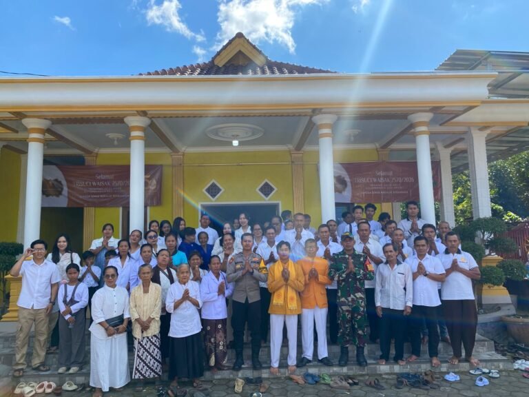 Babinsa dan Babhinkamtibmas Desa Kandangan Pengamanan Ibadah Tri Dharma Waisak 2570 BE Tahun 2026