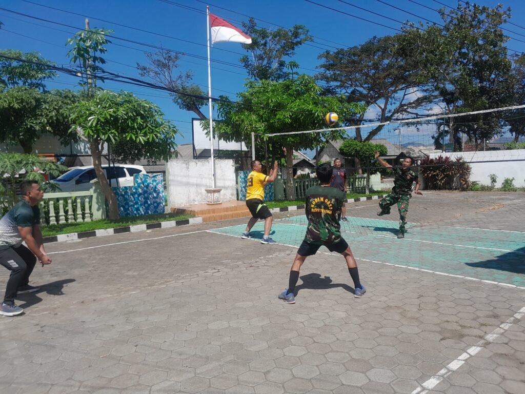 Koramil Pesanggaran Olah Raga Bola Voli Rutin Untuk Menjaga Kesehatan Jasmani