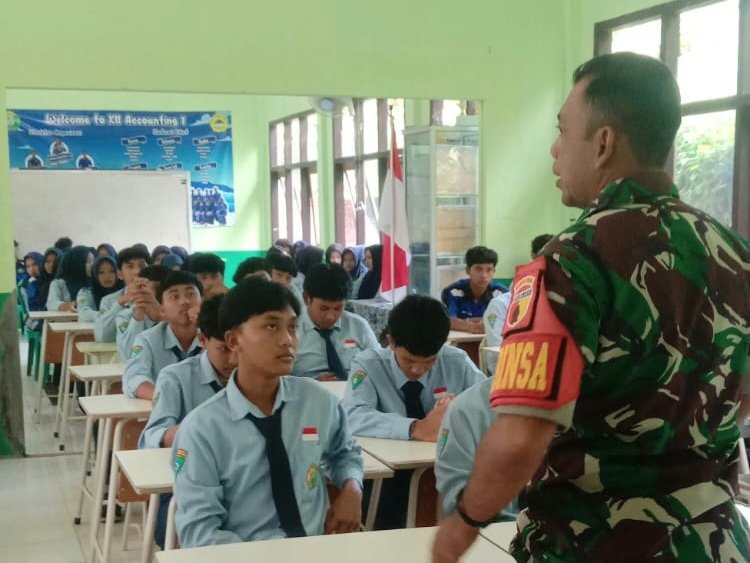 Meningkatkan Semangat Nasionalisme, Babinsa Koramil 0825-11/Pesanggaran Memberikan Materi Wawasan Kebangsaan