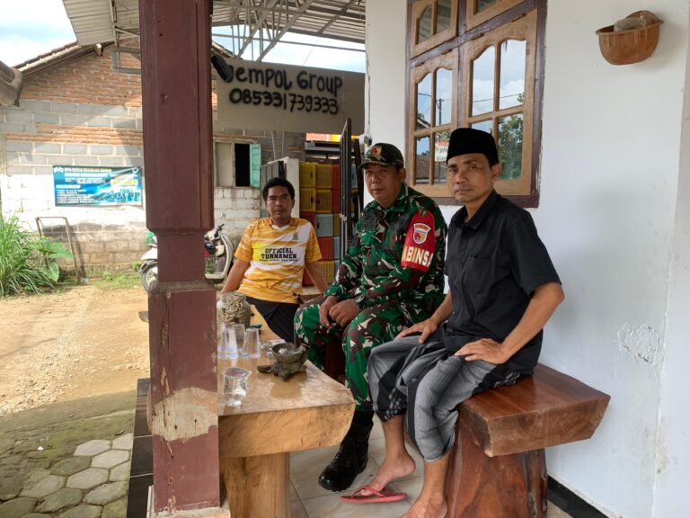 Kunjungi Rumah Warga Binaan, Babinsa Koramil 0825-11/Pesanggaran, Cara Untuk Komunikasi Sosial